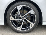 18インチ純正アルミホイール装備 全車両に標準装備の純正アルミホイールは、純正ならではのバランスの良いデザインと、走行安定性をお楽しみ頂けます。