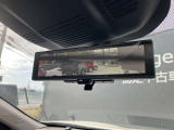 後部座席の人や、荷物に視界を邪魔されずに車両後方のカメラ映像をミラー面に映し出して、いつでもクリアな後方視界を確保する、インテリジェントルームミラーを装備しています。