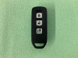スマートキー付きですからドアロックの開閉およびエンジンスタートが楽々です。電動スライドドアの開け閉めもボタンで操作できます。スペアキーも同じものを用意しております。