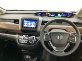 車内は光触媒抗菌消臭施工済です。スタイリッシュなデザインで暖かみのあるインパネ周りを演出します。グローブボックスやカップホルダーのほかにトレーなどたくさんの収納スペースが装備されています。