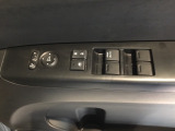 電動格納式リモコンドアミラーと、パワーウィンドウスイッチ等は運転席ドアにあります。