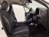 広い足元にゆったり座れるシートには肘掛けも装備しており長距離の運転でも疲れにくくなってます。女性でも運転がしやすいように、シートの高さ調整機能(シートリフター)がついています。