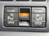 【両側スライドドア】駐車場で隣の車との間隔が狭く乗りにくい時、スライドドアなら安心!ドアオープン時も幅を取らず、開口部が広いので乗り降りがとっても簡単です。大きな荷物の出し入れも後席から可能♪