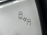 【ブラインドスポットモニター】走行中、ドアミラーの死角になりやすい箇所に後続車が接近するとサイドミラーのレンズに警告を表示!ドライバーに注意喚起をしてくれます。