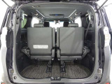 三列目シートは、折りたためますので大きなスペースが出来ちゃいます。キャンプ用品など大きな荷物もばっちり収納可能です♪
