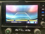 【バックカメラ】運転が苦手な方も車庫入れラクラクです!ギアをリバースに入れれば自動的に切り換わりますので、面倒な操作は不要です♪狭い駐車場もお車を傷つけず安心ですね!