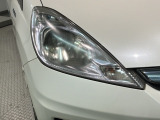 ディスチャージヘッドライト搭載でしっかり明るく照らしてくれるので、夜間走行や不慣れな道でも安心です。