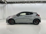 モータースポーツにて勝つためのデザインを追及。そのため、ベースはヤリスでも細部まで軽量化や機能性の強化が図られています。