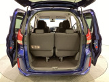開口部も広く荷物の積み下ろしもしやすいお車となっております。3列目シートは5:5の割合で背もたれを倒しシートの跳ね上げができます。