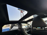 開放感のある大型パノラマムーンルーフ(電動サンシェード・挟み込み防止機能付き)搭載!