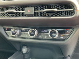 オートエアコンは左右席で独立温度コントロールが可能です。シートヒーター付きで、冷えた車内でもスイッチを押せば数秒で座面と背もたれがあたたかくなります。