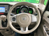 インテリアに合わせたデザインのステアリングは、運転される方のことも考え、運転しやすい形状、大きさです。是非一度、実際に触ってお確かめください。