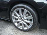 18インチ純正アルミホイールを装備。タイヤサイズは215/45R18となります。
