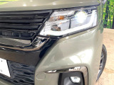 【LEDヘッドライト】悪天候や夜間走行時も良好な視界を確保し安心して運転できる高輝度LEDヘッドライトを装備!点灯速度が早く、消費電力も抑えられています。
