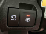 【電動パーキングブレーキ+オートブレーキホールド機能】 指先だけで簡単に操作が可能なパーキングブレーキ、スイッチを押すとブレーキペダルから足を離してもブレーキを保持できるオートブレーキホールド搭載。