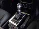 操作が楽なフロアシフトです、レバー式パーキングブレーキで足元インパネ周りもすっきりしています。