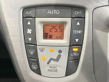 【オートエアコン】一度お好みの温度に設定すれば、車内の温度を検知し風量や温度を自動で調整。暑い&hellip;寒い&hellip;と何度もスイッチ操作をする必要はありません。快適な車内空間には必須の機能ですね♪