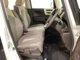 女性でも運転がしやすいように、シートの高さ調整機能(シートリフター)がついています。運転席と助手席の間が空いている為、助手席側への移動がスムーズです。交通量の多い道でも助手席側から乗り降りができます。