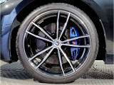 BMWの純正アロイホイールは軽量かつ強度にも優れているホイールで走行性能を引き上げる設計になっております。足元にもBMWは妥協がなくこだわっている個所になります。