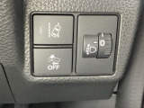 ハンドルの右側にはヘッドライトレベライザーと路外逸脱抑制機能のオンオフスイッチなどがついています。ヘッドライトレベライザーは道路状況や積荷の加重に応じてライトの高さを調節できます。