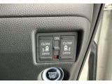 【両側パワースライドドア】両側がパワースライドドアになっており、運転席のスイッチやスマートキーでも開閉が可能です!開口部も広いので乗り降りも楽々♪