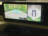 【マルチアラウンドモニター】専用のカメラにより、上から見下ろしたような視点で360度クルマの周囲を確認することができます☆死角部分も確認しやすく、狭い場所での切り返しや駐車もスムーズに行えます。