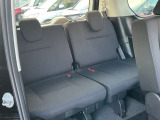 【 サードシート 】 3列目シートも大人がしっかり座れるので長距離でもストレスレスで車内全員が快適にドライブできます