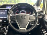 インテリアに合わせたデザインのステアリングは、運転される方のことも考え、運転しやすい形状、大きさです。是非一度、実際に触ってお確かめください。