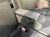 【アームレスト】運転中の身体の負担を軽減してくれるアームレストを装備♪