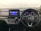車内は光触媒抗菌消臭施工済です。スタイリッシュなデザインでスポーティなインパネ周りを演出します。グローブボックスやカップホルダーのほかにトレーなどたくさんの収納スペースが付いています。