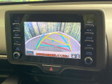 【バックカメラ】駐車時に後方がリアルタイム映像で確認できます。大型商業施設や立体駐車場での駐車時や、夜間のバック時に大活躍!運転スキルに関わらず、今や必須となった装備のひとつです!
