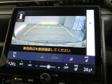 バックガイドモニター付き。車両後方の映像をナビ画面に表示し、駐車などの後退操作をサポートします。