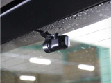 この車にはリアにもドライブレコーダーを装備しております◆映像・音声などを記録する自動車用の装置です。 もしもの事故の際の記録はもちろん、旅行の際の思い出としてドライブの映像を楽しむことができます。