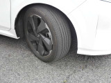 アルミホイール付!鉄ホイールと違って軽いので燃費にも影響してきます。ガソリンの高騰に少しは貢献します!足元がきまります。