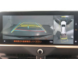 パノラミックビューモニター付きです。車両を上から見たような映像をモニター画面に表示。運転席からの目視では見にくい、車両周辺の状況をリアルタイムでしっかり確認できます。