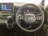 【ハンドル】運転にかかわる様々な操作を安全に行えるように視点移動が少なく操作性に配慮されたスイッチ類が凝縮されたコックピットです。