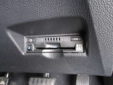 【ETC2.0車載器】は高速道路上に設置されたITSスポットと双方向通信を行い、ETC機能に加え安全運転をサポートする交通情報を提供してくれます