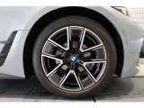 【BMWアロイホイール】軽量かつ強度に拘ったアロイホイール。走行性能ポテンシャルを引き出す設計。タイヤのサイドウォールが強化されたランフラットタイヤは、パンク時にタイヤがつぶれてもリムから外れません。