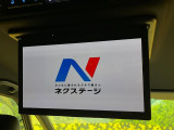 【14型有機ELフリップダウン】三列目からでも迫力のエンタメが観れる大画面フリップダウン。有機ELのモニターでは、一般的なフリップダウンよりも高コントラストでキレイな映像を楽しめます。