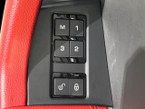 メモリー機能付フルパワーシート ドライバー三名までのシートポジションを記憶するメモリー機能付きのフルパワーシートを装備します。ご家族でのご使用をお考えの方にもぜひおすすめさせていただきます。