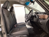 女性でも運転がしやすいように、シートの高さ調整機能(シートリフター)がついています。運転席と助手席の間が空いている為、助手席側への移動がスムーズです。交通量の多い道でも助手席側から乗り降りができます。