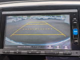駐車時の安全確認をサポートするバックカメラも使用できます。インターナビで様々な情報を得ることもできます。