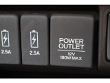 12V電源ソケットから、携帯の充電なども可能です。