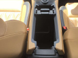 車内に持ち込んだ小物やドリンク食べ物がきちんと片付く収納も充実です。こちらは、大容量のリッド付きセンターコンソールになります。