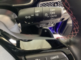 ステアリングホイール・後ろの減速セレクターは、左右に取り付けられた2つのパドルスイッチで減速の強さを調整。 左側の「-」を操作すると減速を強く、右側の「+」を操作すると減速を弱くすることができます。