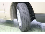 タイヤサイズ 195/80R15。シンプルなデザインのホイールキャップ付きスチールタイヤを装着しています。