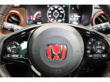 ハンドル左側にはオーディオ操作が出来るオーディオリモートコントロールスイッチ、右側にはHondaSENSINGとオートクルーズスイッチを装備!長距離運転や高速道路の運転では大活躍です!