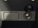 【アクセサリーソケット(電源ソケット)】電源からケーブルをつなげば、スマートフォンなどの電子機器の充電などを行うことができます!ゲーム機器や、カメラの充電にも便利ですね。