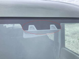 デュアルカメラブレーキサポート(DCBS) フロントガラス上部にあるセンサー部です。ステレオカメラで車両前方の状況を検知し各種制御を行います。衝突被害軽減ブレーキ・誤発進抑制機能・車線逸脱警報機能 等