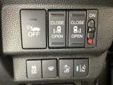 両側電動スライドドアは運転席から操作ができるよう、操作スイッチが付いています。Hondaセンシング用のVSA(ABS+TCS+横滑り抑制)解除と路外逸脱抑制機能のオンオフスイッチなどがあります。
